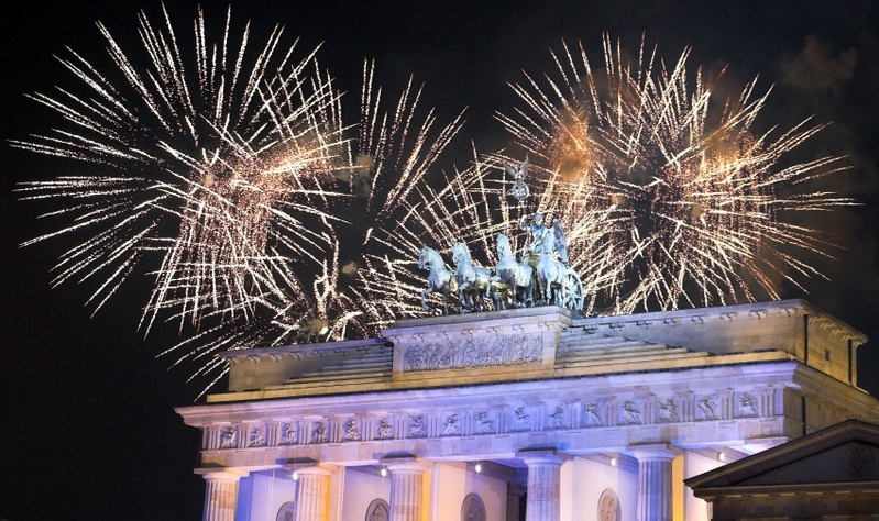 La porta Brandenburg illuminata da fuochi d'artificio