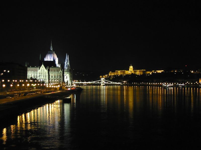 Vista notturna del parlamento di Budapest
