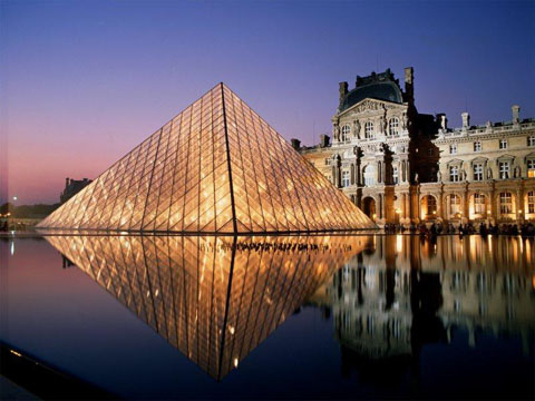 La piramide del museo del Louvre