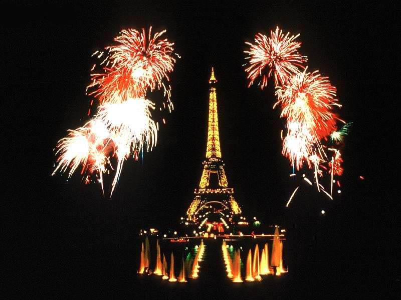 Tour Eiffel illuminata dai fuochi d'artificio