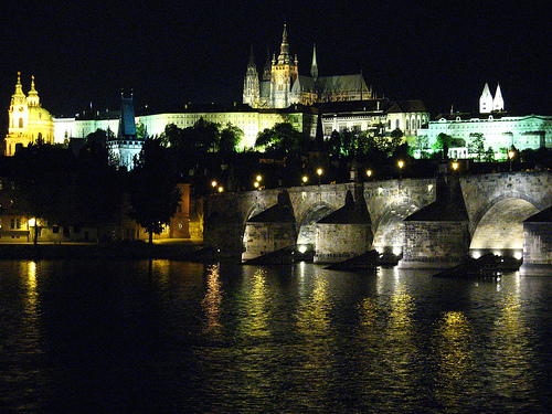 Vista notturna di praga sulla Moldava