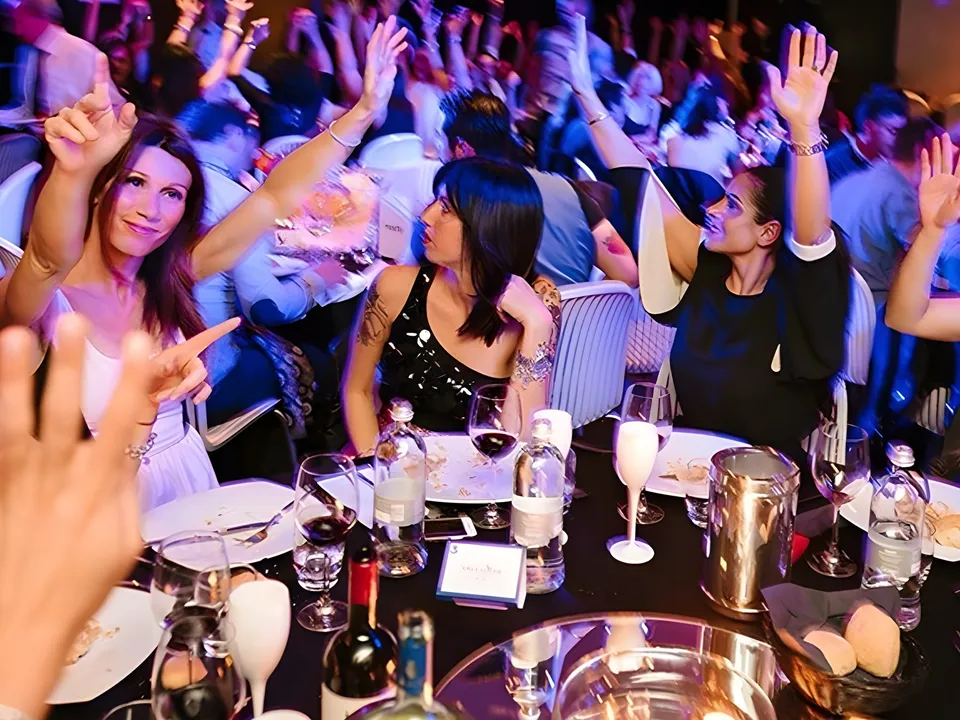 Pubblico in piedi ai tavoli dell’Atlantico Live durante lo spettacolo