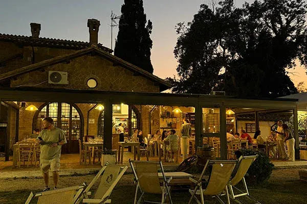 Casale Traiano a Fiumicino illuminato in notturna con la veranda aperta