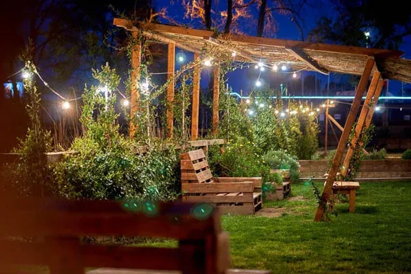 Pergolato in legno del Casale Traiano con luci sospese