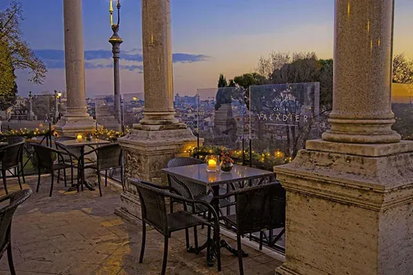 Terrazza panoramica della Casina Valadier al Pincio con vista su Roma