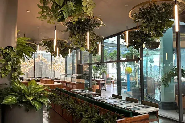 Sala vetrata con piante sospese del DoubleTree by Hilton Rome Monti