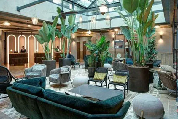 Lobby con giardino interno del DoubleTree by Hilton Rome Monti