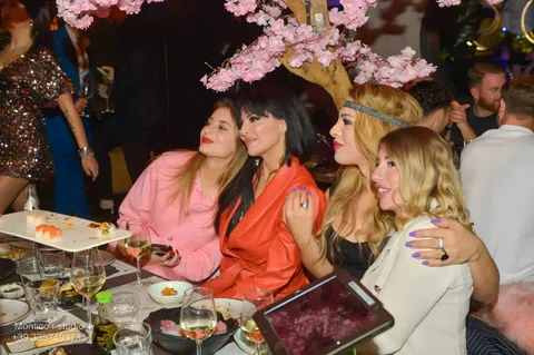Tavolo dell’Hanami Restaurant con gli ospiti a cena sotto i rami di ciliegio