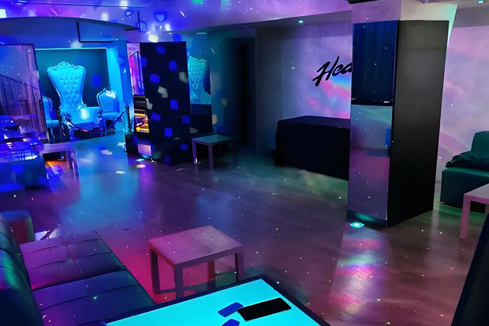 Pista dell’Heaven con divani, tavolini e luci blu