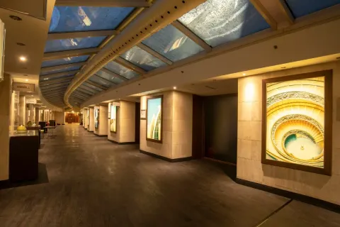 Hall interna del Mercure Roma West con reception e area lounge illuminata