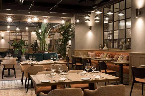 Sala ristorante del DoubleTree by Hilton Rome Monti con tavoli apparecchiati