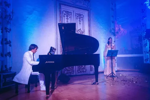 Salone storico di Palazzo Brancaccio a Roma con pianoforte a coda e musica dal vivo