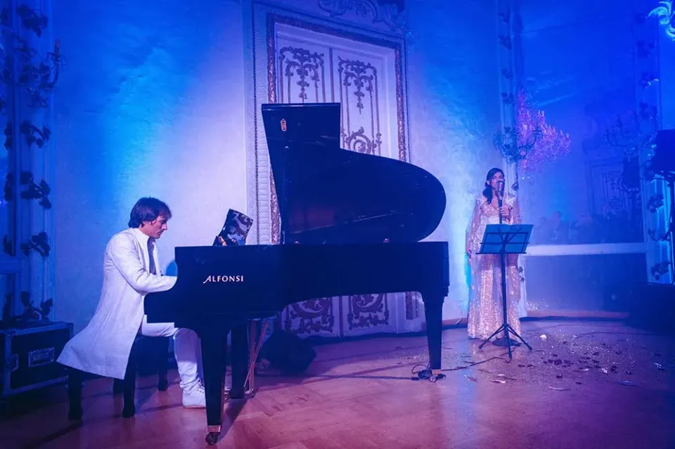 Salone storico di Palazzo Brancaccio a Roma con pianoforte a coda e musica dal vivo