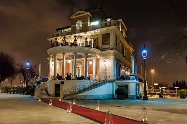 Facciata illuminata della Casina Valadier al Pincio in notturna