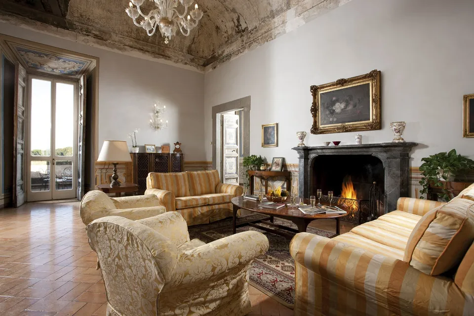 Salotto di Villa Grazioli con il camino acceso