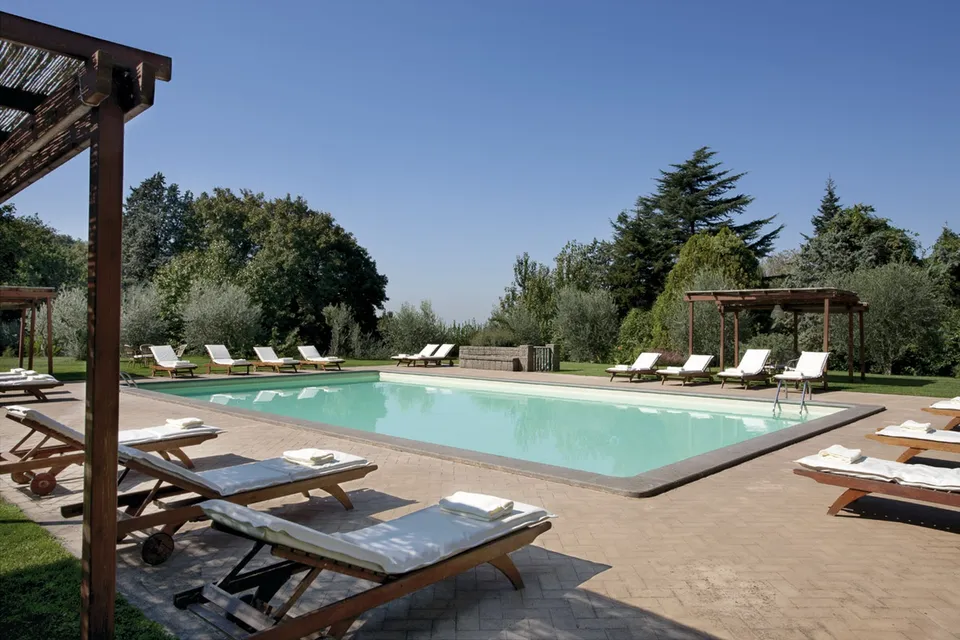 Piscina di Villa Grazioli affacciata sul parco