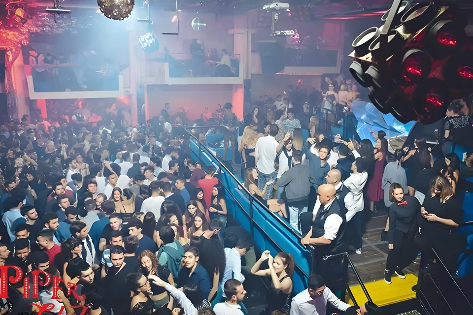 Pubblico che balla nella sala principale del Piper Club
