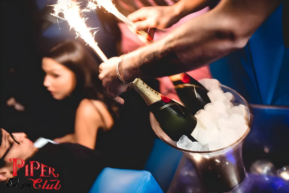 Bottiglia di champagne servita al tavolo con stella scintillante