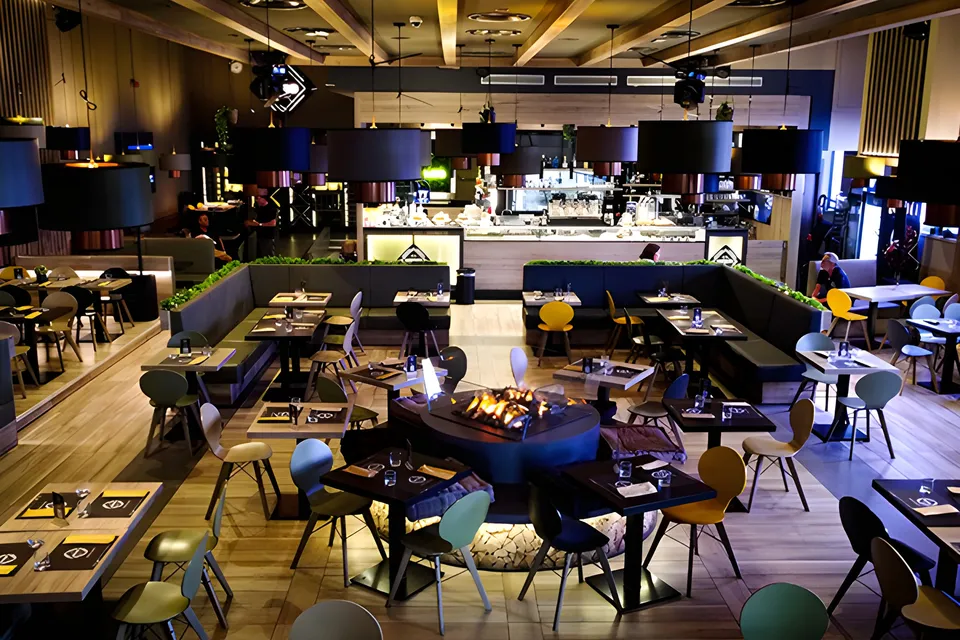 Sala del Puro EUR con i tavoli apparecchiati e il bancone