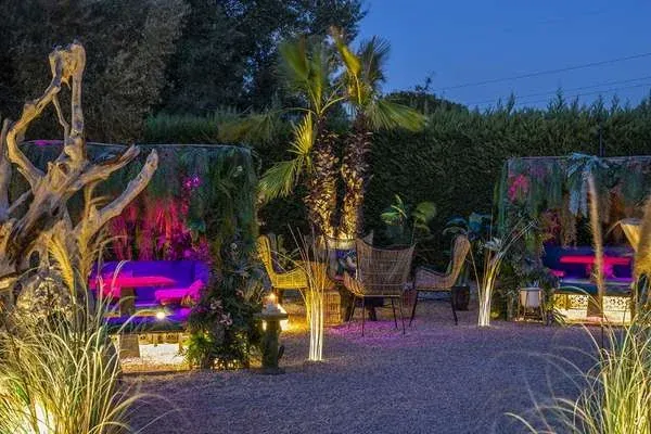 Giardino lounge del Qvinto illuminato in notturna