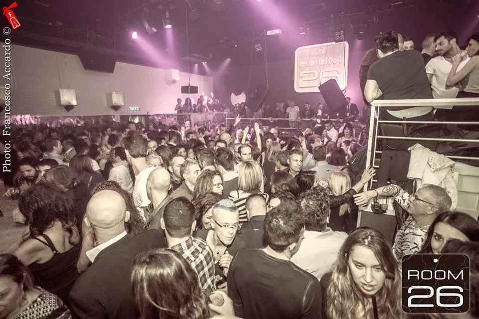 Pista da ballo della discoteca Room 26 all’EUR affollata durante la serata