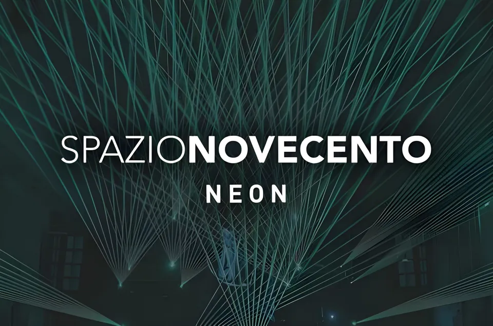 Insegna di Spazio Novecento con i fasci laser verdi
