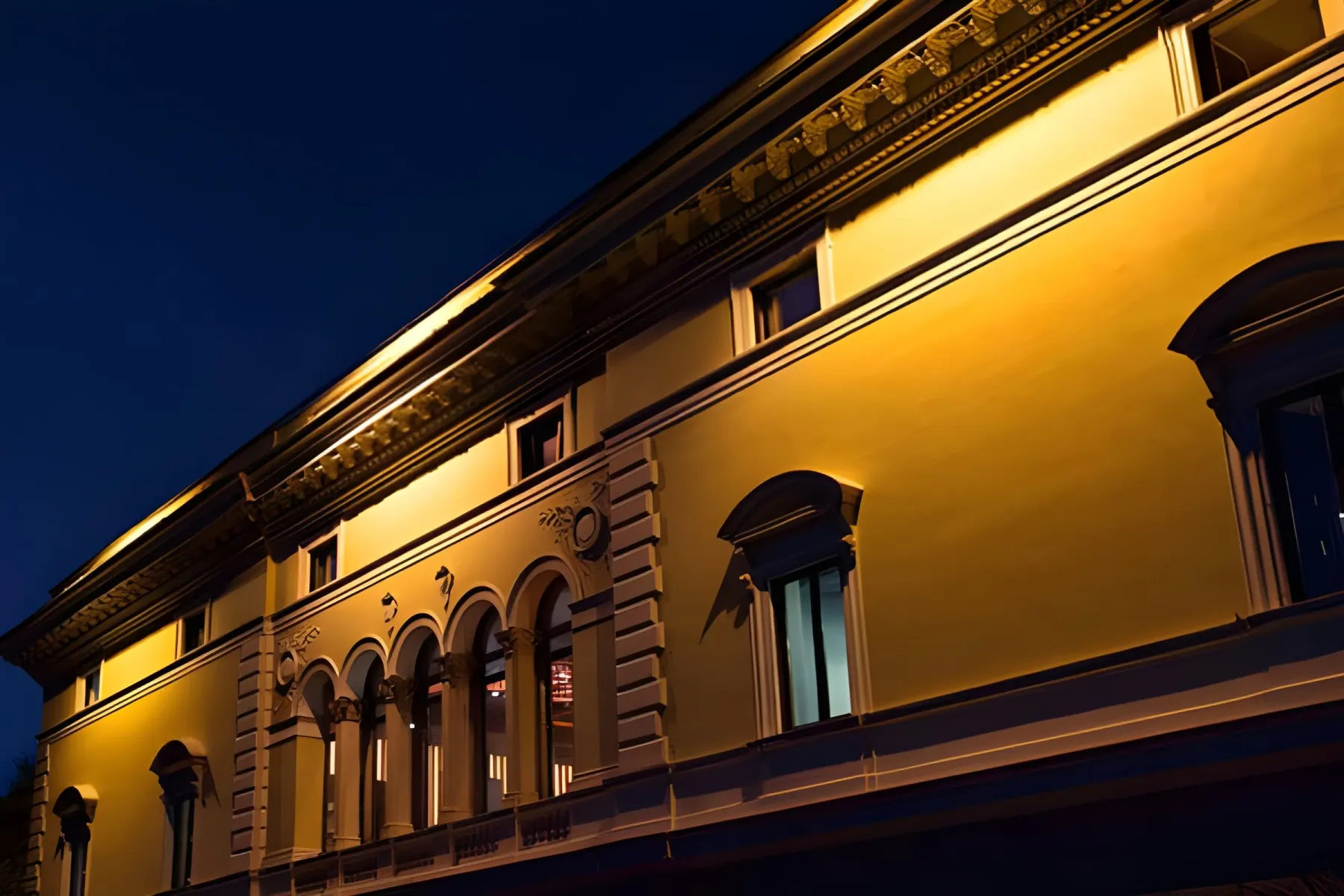 La facciata illuminata di Sublime La Villa nella notte di Roma