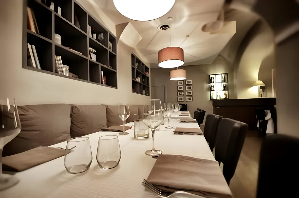 Tavolo lungo apparecchiato al Target Restaurant