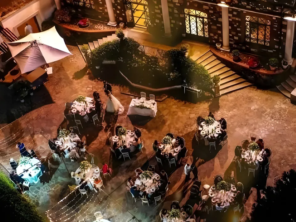 Cortile di Villa dei Cesari visto dall’alto, con i tavoli allestiti