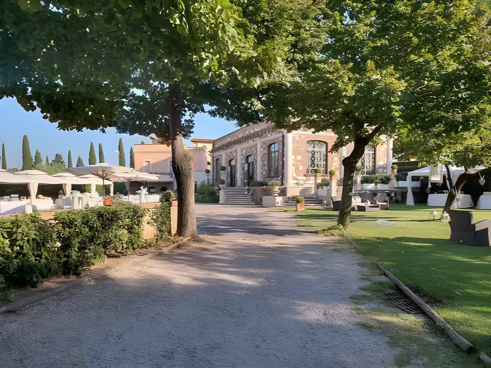 Viale alberato nel parco di Villa dei Cesari