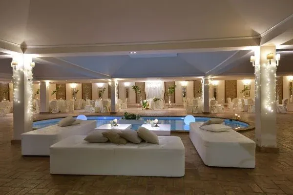 Sala con piscina interna di Villa Grant allestita per la serata